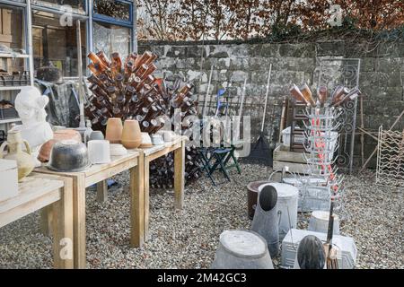 Tongeren. Limburg - Belgien 13-02-2022. Alte Haushaltsgeräte auf dem Flohmarkt. Leere Flaschen, Töpfe, Gießdosen Stockfoto