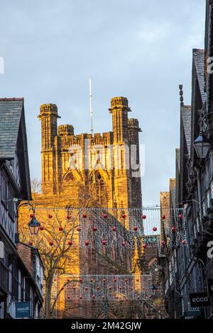 Blick auf die Kathedrale von Chester entlang der St. Werburgh Street während der Weihnachtsbeleuchtung Stockfoto