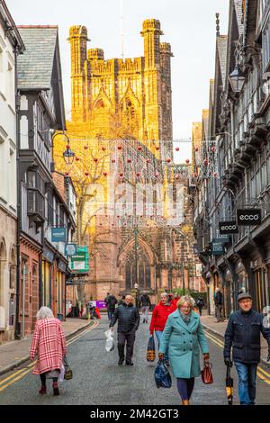 Blick auf die Kathedrale von Chester entlang der St. Werburgh Street während der Weihnachtsbeleuchtung mit Weihnachtseinkaufsmöglichkeiten Stockfoto