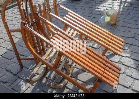 Tongeren. Limburg - Belgien 13-02-2022. Holzschlittenmodell. Verkauf auf dem Flohmarkt Stockfoto