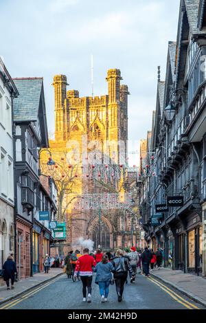 Blick auf die Kathedrale von Chester entlang der St. Werburgh Street während der Weihnachtsbeleuchtung mit Weihnachtseinkaufsmöglichkeiten Stockfoto