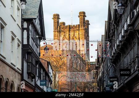 Blick auf die Kathedrale von Chester entlang der St. Werburgh Street während der Weihnachtsbeleuchtung Stockfoto