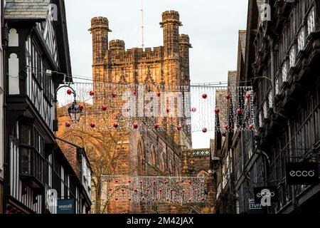 Blick auf die Kathedrale von Chester entlang der St. Werburgh Street während der Weihnachtsbeleuchtung Stockfoto