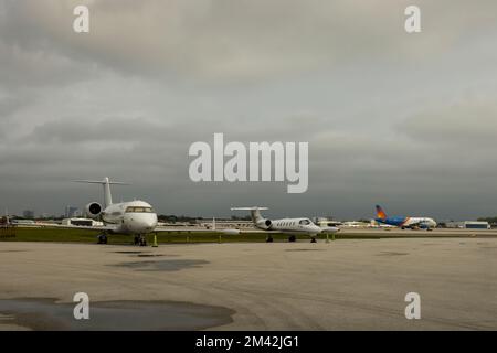 Privatjets auf dem Asphalt am Fort Lauderdale-Hollywood International Airport in Florida, USA Stockfoto