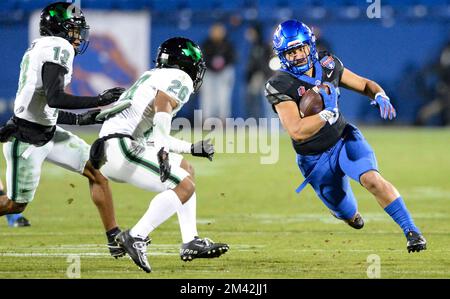 17. Dezember 2022, Frisco, Texas, USA: Boise State Broncos Running Back ELELYON NOA (36) machen die Ecke. (Kreditbild: © Gregory Dodds/ZUMA Press Wire) Stockfoto