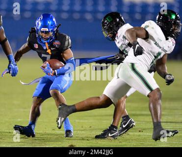 17. Dezember 2022, Frisco, Texas, USA: Boise State Broncos Wide Receiver LATRELL CAPLES (7) verliert bei diesem Lauf einen Teil seines Trikots. (Kreditbild: © Gregory Dodds/ZUMA Press Wire) Stockfoto