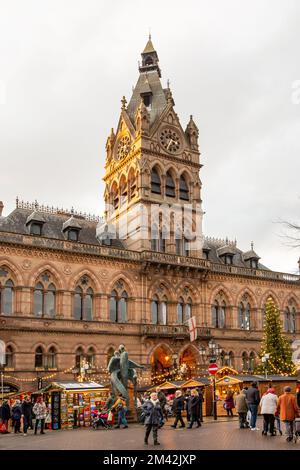 Weihnachtsmarkt in der Cheshire-Stadt Chester vor dem Rathaus in der Northgate Street 2022 Stockfoto