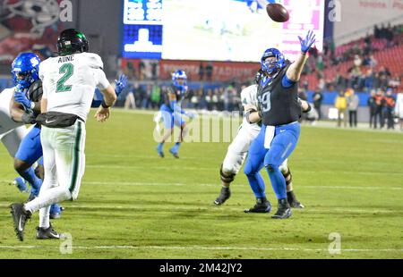 17. Dezember 2022, Frisco, Texas, USA: North Texas Mean Green Quarterback AUSTIN AUNE (2) hat einen Pass abgelegt. (Kreditbild: © Gregory Dodds/ZUMA Press Wire) Stockfoto