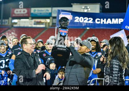 17. Dezember 2022, Frisco, Texas, USA: Boise State Head Coach ANDY AVALOS hebt die Trophäe „Frisco Bowl 2022 Championship“ an. (Kreditbild: © Gregory Dodds/ZUMA Press Wire) Stockfoto