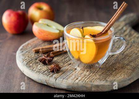 Hausgemachter heißer Apfelwein serviert mit Zimtstangen und Sternanis. Stockfoto