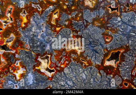 Hintergründe und Texturen: Oberfläche aus wunderschönem dekorativem Stein, abstraktes rot-blaues Mineralmuster mit Rissen, Flecken und Flecken, natürlich Stockfoto