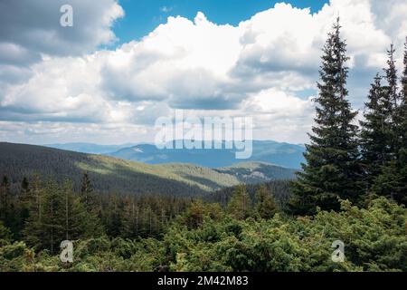 Eine wunderschöne Aufnahme des Mount Hoverla in den Karpaten während des Tages Stockfoto