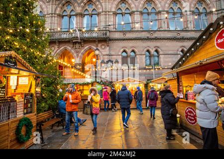 Weihnachtsmarkt in Cheshire Stadt Chester vor dem Rathaus in der Northgate Street 2022 Stockfoto