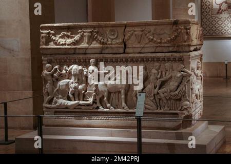 Eine Statue, die den Sarkophag mit Achilles Legende im Nationalmuseum von Beirut darstellt Stockfoto