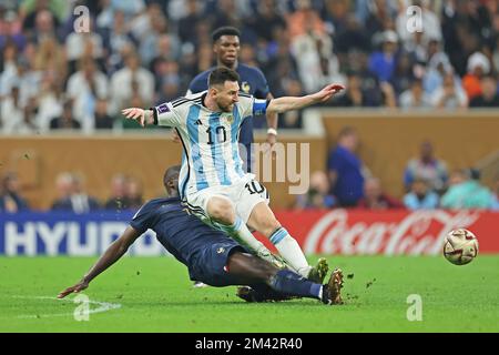 Lusail Ikonisches Stadion, Lusail, Katar. 18.. Dezember 2022. FIFA Fußball-WM-Finale Argentinien gegen Frankreich; Lionel Messi aus Argentinien wird von Dayot Upamecano von Frankreich herausgefordert Credit: Action Plus Sports/Alamy Live News Stockfoto