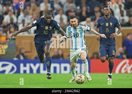 Lusail Ikonisches Stadion, Lusail, Katar. 18.. Dezember 2022. FIFA Fußball-WM-Finale Argentinien gegen Frankreich; Lionel Messi aus Argentinien wird von Dayot Upamecano von Frankreich herausgefordert Credit: Action Plus Sports/Alamy Live News Stockfoto