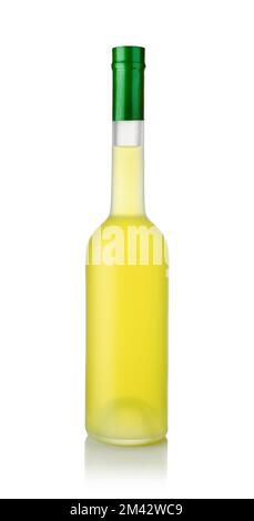 Italienischer Limoncello-Likör in einer Glasflasche, isoliert auf weiß. Stockfoto