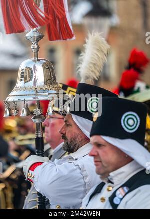 18. Dezember 2022, Sachsen, Annaberg-Buchholz: Ein Teilnehmer des Musikkorps der Stadt Olbernhau steht vor St. Anne's Church bei frostigen Temperaturen während des letzten Konzerts der großen Bergparade. Mit der Bergparade in der Stadt Erzgebirge endet die Reihe der vor Weihnachten stattfindenden Bergparaden des sächsischen Regionalverbands der Bergleute, Hütten und Bergleute traditionell Etwa 1.200 Menschen in traditionellen Kostümen, darunter etwa 330 Bergleute aus Sachsen und anderen Bergbauregionen der Bundesrepublik, nahmen am Höhepunkt des Bergbaus Teil Stockfoto