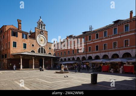 Blick auf die Kirche San Giacomo de Rialto und den Marktplatz in der Stadt Venedig, Italien Stockfoto