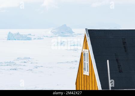 Gelbes Haus vor dem gefrorenen Meer Stockfoto