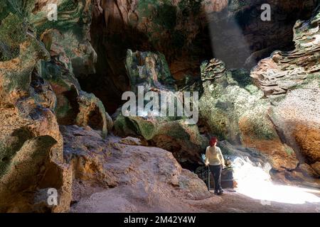 Frau in Hato-Höhlen, Curacao, Niederländische Antillen Stockfoto