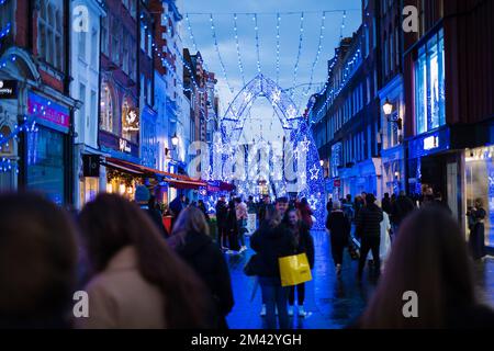 London, Großbritannien - 6. November 2022: London Oxford Street in Weihnachtslichtern bei Nacht. Stockfoto