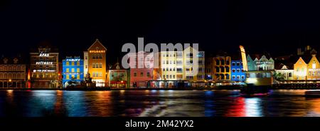 Uferpromenade von Punda in der Innenstadt von Willemstad, Curacao. Blick über die Sint Anna Bay bei Nacht. Stockfoto