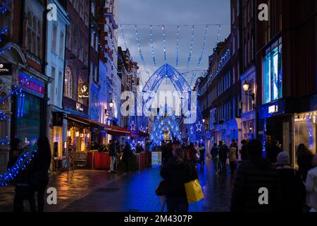 London, Großbritannien - 6. November 2022: London Oxford Street in Weihnachtslichtern bei Nacht. Stockfoto