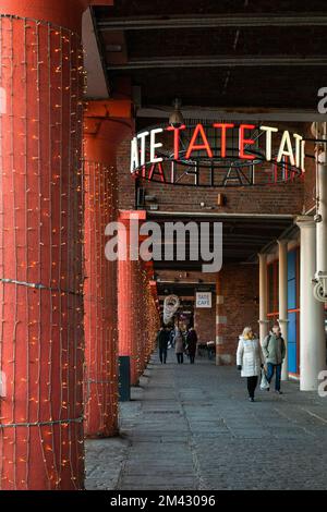 Bild von Liverpools ikonischer Uferpromenade, Licht, Winkel und Reflexionen Stockfoto