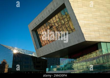 Bild von Liverpools ikonischer Uferpromenade, Licht, Winkel und Reflexionen Stockfoto