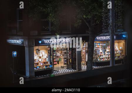 London, Großbritannien - 5. November 2022: Waterstones Book Shop at Night. Stockfoto