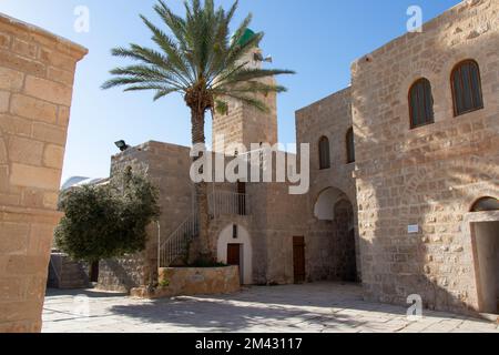 Das Äußere des Propheten Moses Mausoleum und des alten Caravanserai in der Judäischen Wüste, Israel. Stockfoto