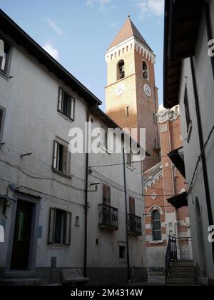 Rivisondoli - Abruzzen - der Glockenturm der Kirche von San Nicola ragt über den Dächern der Häuser hervor, als würde er das kleine Touristendorf schützen Stockfoto