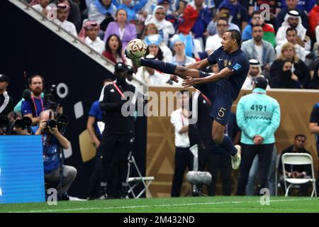 LUSAIL CITY, KATAR - DEZEMBER 18: Jules Kounde von Frankreich in Aktion während des Finalspiels der FIFA-Weltmeisterschaft Katar 2022 zwischen Argentinien und Frankreich am 18. Dezember 2022 im Lusail Stadium in Lusail City, Katar. Foto: Goran Stanzl/PIXSELL Stockfoto