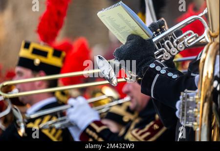 18. Dezember 2022, Sachsen, Annaberg-Buchholz: Teilnehmer des Musikkorps der Stadt an der großen Bergparade spielen beim Abschlusskonzert auf dem Kirchenplatz in Annaberg-Buchholz. Mit der Bergparade in der Stadt Erzgebirge endet die Reihe der vor Weihnachten stattfindenden Bergparaden der Sächsischen Staatlichen Bergarbeitervereinigung, der Eisenarbeitervereinigung und der Squires' Association traditionell Etwa 1.200 Menschen in traditionellen Kostümen, darunter etwa 330 Bergleute aus Sachsen und anderen Bergbauregionen in der Bundesrepublik, nahmen am Höhepunkt des Bergbaujahres im Ore Mount Teil Stockfoto