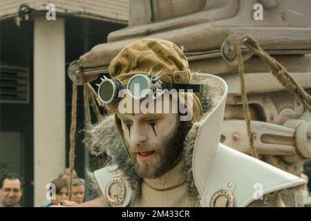 Genk. Limburg-Belgien 01-05-2022. Ein Spektakel für die Bürger. O-Parade. Künstler in abstrakten Kostümen auf den Straßen der Stadt Stockfoto