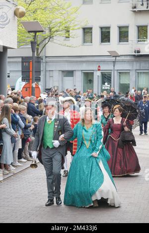 Genk. Limburg-Belgien 01-05-2022. Künstler in altmodischen Kostümen. O-Parade in Genk. Ein Spektakel für die Bürger. Stockfoto