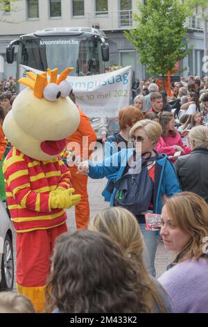 Genk. Limburg-Belgien 01-05-2022. Künstler in verschiedenen Kostümen. O-Parade in Genk. Die Teilnehmer erhalten Süßigkeiten Stockfoto