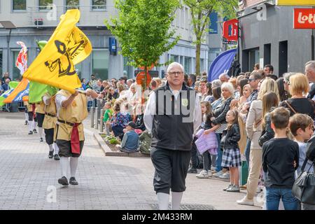 Genk. Limburg-Belgien 01-05-2022. O-Parade in Belgien. Künstler in mittelalterlichen Kostümen mit Bannern der Stadt Genk auf den Straßen Stockfoto