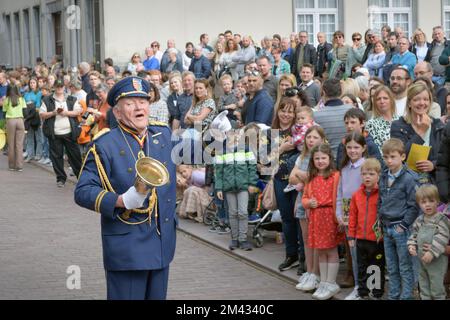 Genk. Limburg-Belgien 01-05-2022. O-Parade in Genk. Eröffnungsvorstellung für die Stadtbewohner. Künstler in Kostüm kündigt den Start an Stockfoto