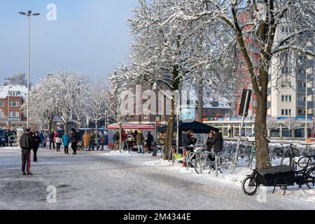 Auf dem Wochenmarkt am Exerzierplatz in Kiel werden im Winter wärmende Getränke gereicht Stockfoto