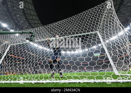 Lusaier, Katar. 18.. Dezember 2022. Aurelien Tchouameni von Frankreich reagiert während des Finales zwischen Argentinien und Frankreich auf der FIFA-Weltmeisterschaft 2022 im Lusail Stadium in Lusail, Katar, 18. Dezember 2022. Kredit: Li Ga/Xinhua/Alamy Live News/Alamy Live News Stockfoto