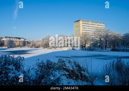 Der zugefrorene kleiner Kiel in der Innenstadt nach einem Schneefall im Dezember Stockfoto