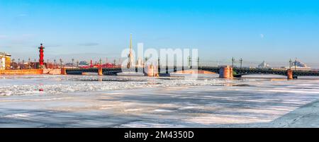 Russland St. Petersburg 12/03/2022 die berühmte Brücke mit dem Namen Dvotsovy über den Fluss Newa, teilweise bedeckt mit Eis und Schnee. In der Ferne, im B Stockfoto