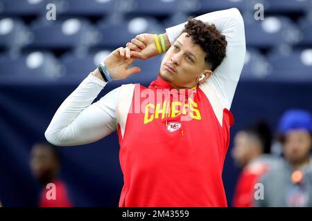 Houston, Texas, USA. 18.. Dezember 2022. Patrick Mahomes (15), Quarterback der Kansas City Chiefs, streckt sich vor dem Spiel zwischen den Houston Texans und den Kansas City Chiefs im NRG Stadium in Houston, TX, am 18. Dezember 2022 aus. (Kreditbild: © Erik Williams/ZUMA Press Wire) Stockfoto