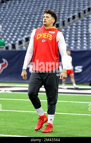 Houston, Texas, USA. 18.. Dezember 2022. Patrick Mahomes (15), Quarterback der Kansas City Chiefs, trainiert vor dem Spiel zwischen den Houston Texans und den Kansas City Chiefs am 18. Dezember 2022 im NRG Stadium in Houston, TX. (Kreditbild: © Erik Williams/ZUMA Press Wire) Stockfoto