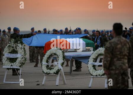 Beirut, Libanon. 18.. Dezember 2022. Der Sarg des irischen Friedenstruppen, der mit der UN-Interimstruppe im Libanon (UNIFIL) Sean Rooney diente, der Anfang dieser Woche im Südlibanon tot war, ist während einer Repatriierungszeremonie am Flughafen Beirut von Soldaten umgeben, bevor er von einem irischen Militärflugzeug nach Hause gebracht wird. Kredit: Marwan Naamani/dpa/Alamy Live News Stockfoto