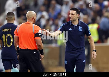 AL DAAYEN - (lr) Schiedsrichter Szymon Marciniak, argentinischer Trainer Lionel Scaloni reagiert während des Finalspiels der FIFA-Weltmeisterschaft Katar 2022 zwischen Argentinien und Frankreich im Lusail-Stadion am 18. Dezember 2022 in Al Daayen, Katar. AP | niederländische Höhe | MAURICE AUS STEIN Stockfoto