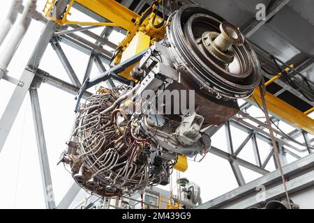 Der Motor eines Gasturbinenkompressors hängt während der Installation in einem Modul zur Stromerzeugung an einem Kran Stockfoto