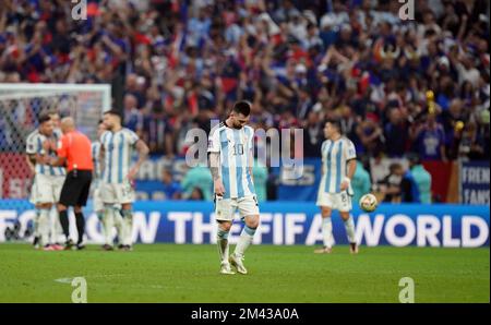 Der argentinische Lionel Messi sieht deprimiert aus, nachdem der französische Kylian Mbappe während des Finales der FIFA-Weltmeisterschaft im Lusail Stadium in Katar den Punktestand auf 3-3 Punkte gesenkt hat. Foto: Sonntag, 18. Dezember 2022. Stockfoto